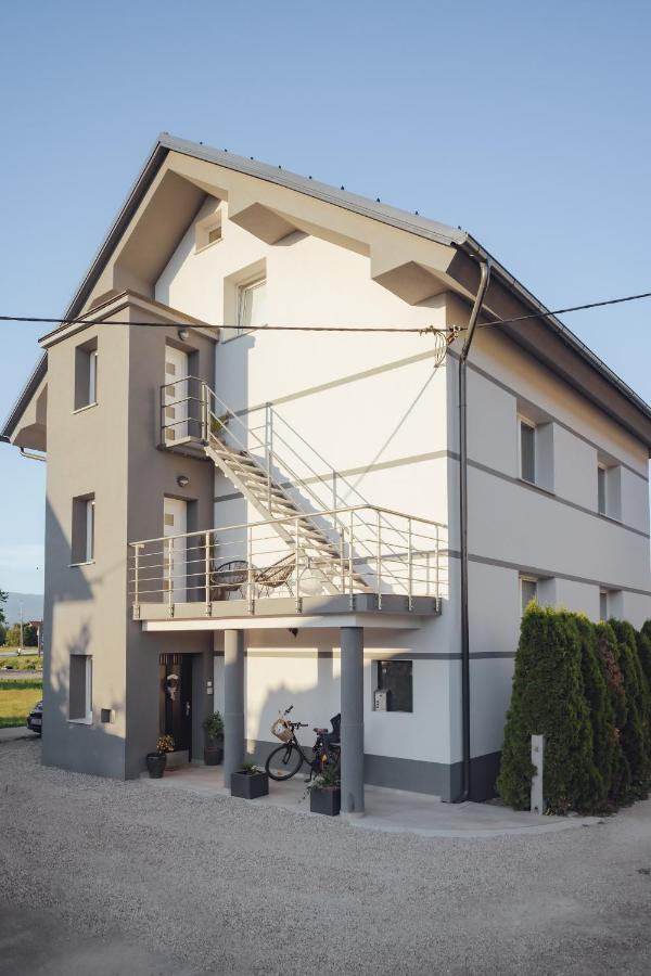 Drive Caffe Apartments Trzin Exterior foto